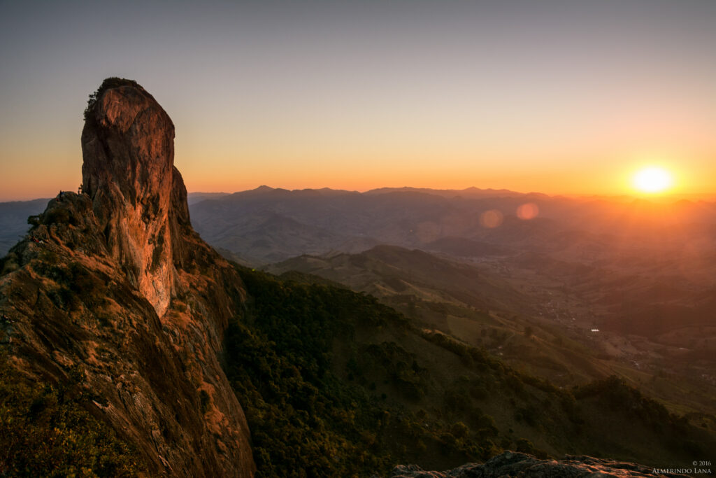 It is a thrilling experience to admire the imposing magnitude of Pedra do Baú from its neighbour rock formation, Bauzinho. Dwelling with this feeling of joy was the anxiety taking me over everytime I thought that on the next morning I would be climbing that steep thing. Seeing from here, it deffo looks like a crazy idea.