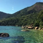 5 praias de beleza surreal para descobrir no verão brasileiro